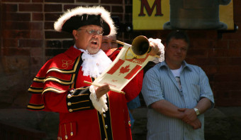 les mer Om International Town Criers Day